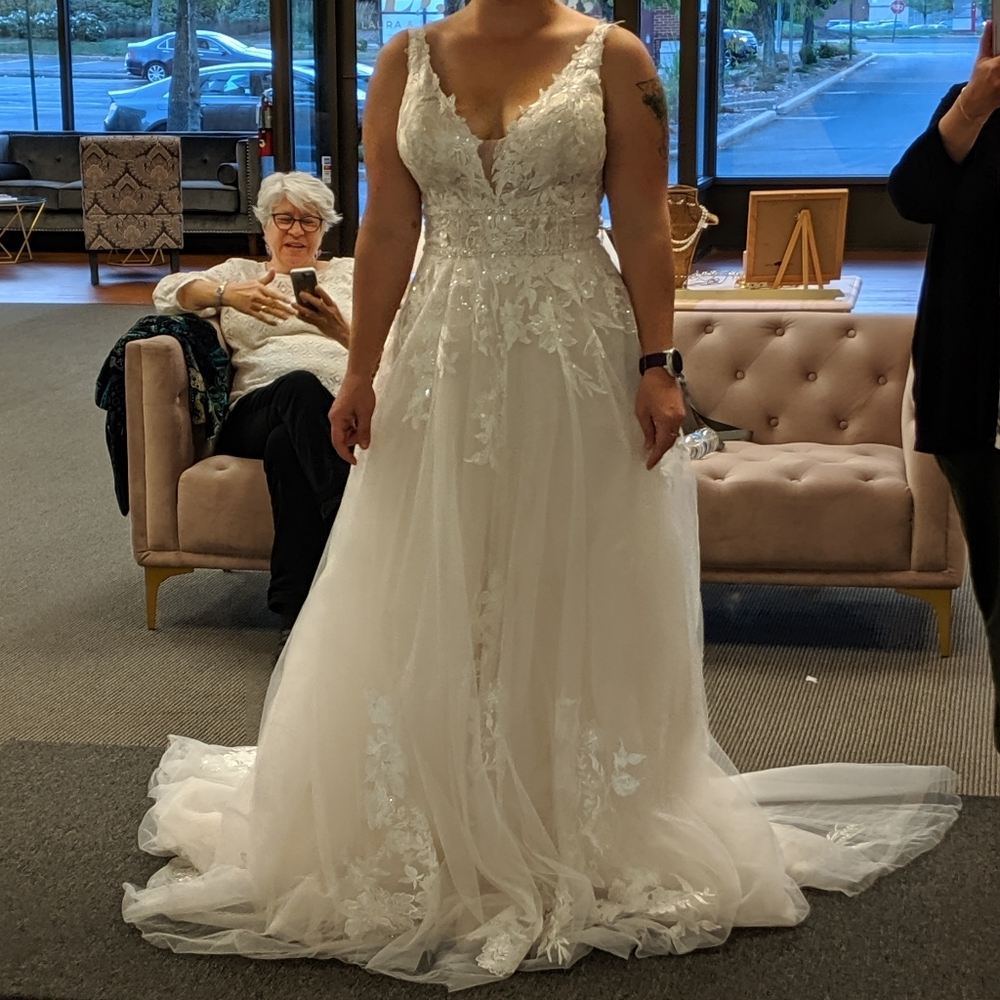 Beautiful NEW & UNWORN Eddy K - Lolana Wedding Dress size 6 (size 12 bridal)